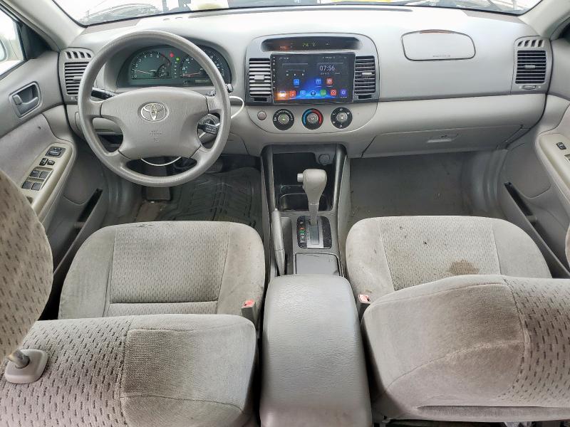 4T1BE32K42U540937 - 2002 TOYOTA CAMRY LE Silber Foto 8