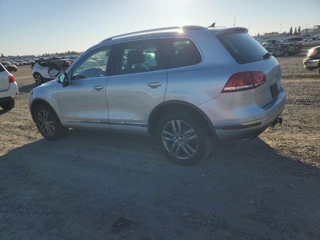 WVGEF9BP6FD007129 - 2015 VOLKSWAGEN TOUAREG V6 Արծաթագույն լուսանկար 2