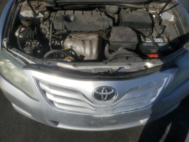 4T4BF3EK1AR057502 - 2010 TOYOTA CAMRY BASE Argent photo 11