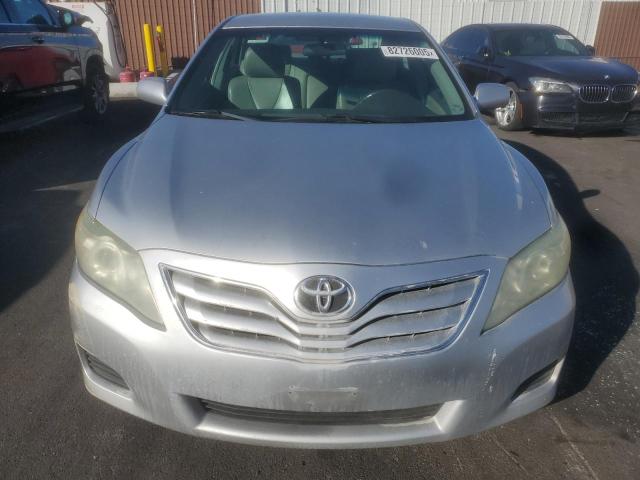 4T4BF3EK1AR057502 - 2010 TOYOTA CAMRY BASE Argent photo 5