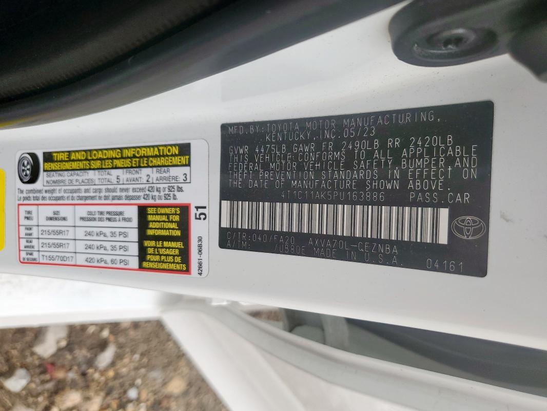 4T1C11AK5PU163886 - 2023 TOYOTA CAMRY LE Biały zdjęcie 12