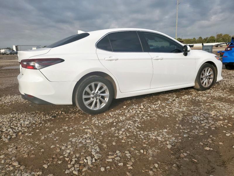 4T1C11AK5PU163886 - 2023 TOYOTA CAMRY LE Biały zdjęcie 3