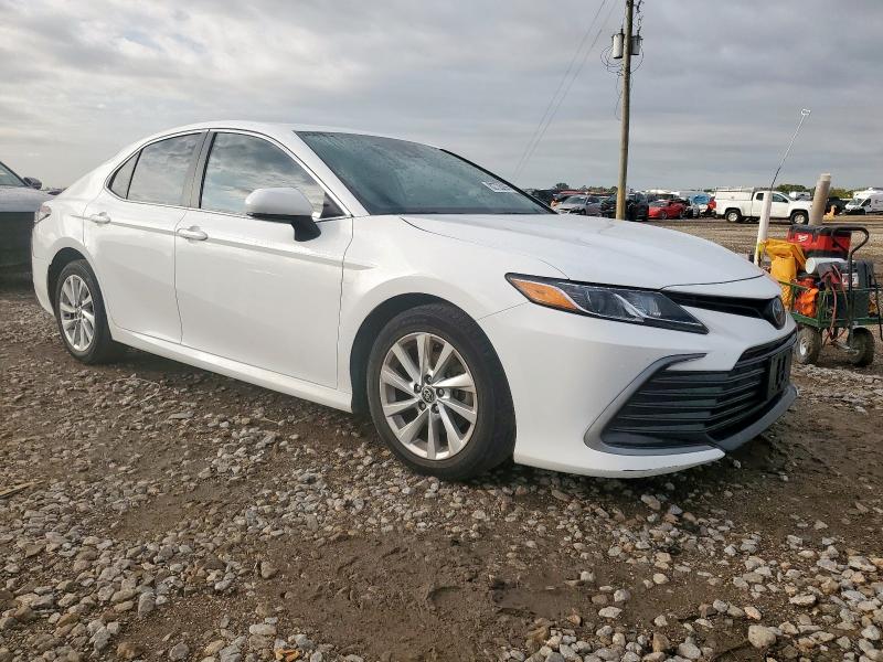 4T1C11AK5PU163886 - 2023 TOYOTA CAMRY LE Biały zdjęcie 4