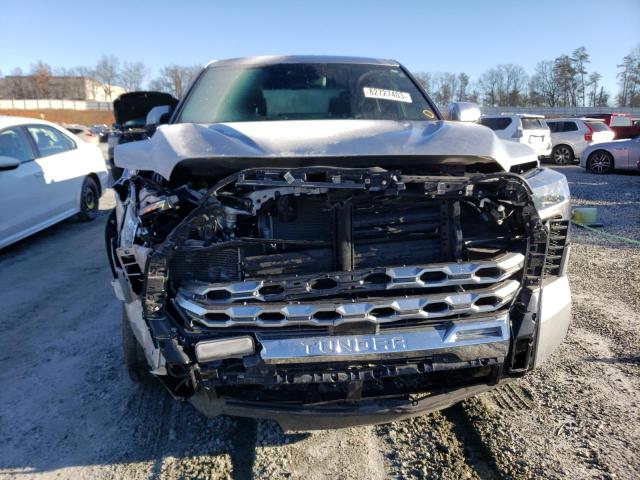 5TFMA5ECXNX010306 - 2022 TOYOTA TUNDRA CREWMAX PLATINUM Silber Foto 5