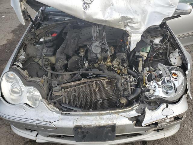 WDBRF64J65F560345 - 2005 MERCEDES-BENZ C 320 银色 照片 11