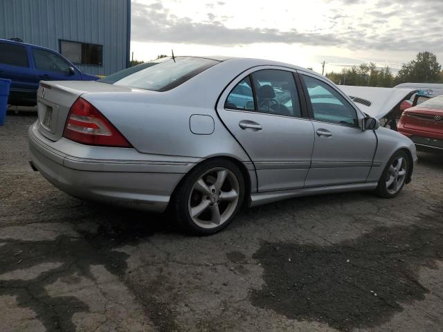 WDBRF64J65F560345 - 2005 MERCEDES-BENZ C 320 银色 照片 3