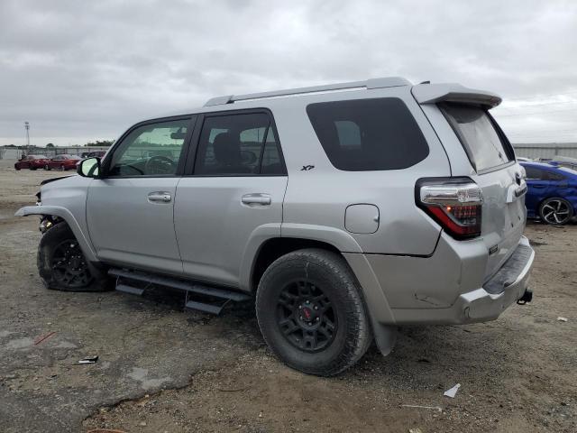 JTEBU5JRXJ5561104 - 2018 TOYOTA 4RUNNER SR5/SR5 PREMIUM SILVER photo 2