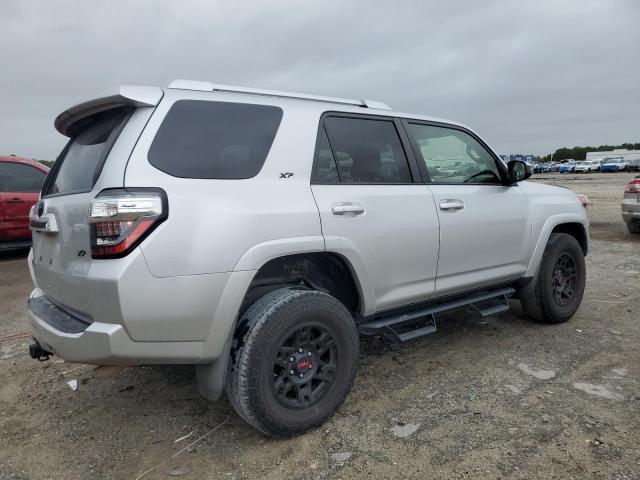 JTEBU5JRXJ5561104 - 2018 TOYOTA 4RUNNER SR5/SR5 PREMIUM SILVER photo 3