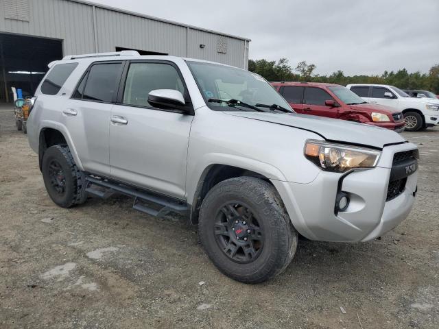 JTEBU5JRXJ5561104 - 2018 TOYOTA 4RUNNER SR5/SR5 PREMIUM SILVER photo 4