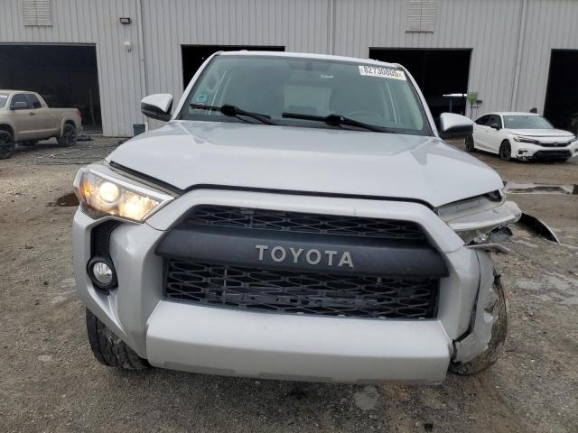 JTEBU5JRXJ5561104 - 2018 TOYOTA 4RUNNER SR5/SR5 PREMIUM SILVER photo 5