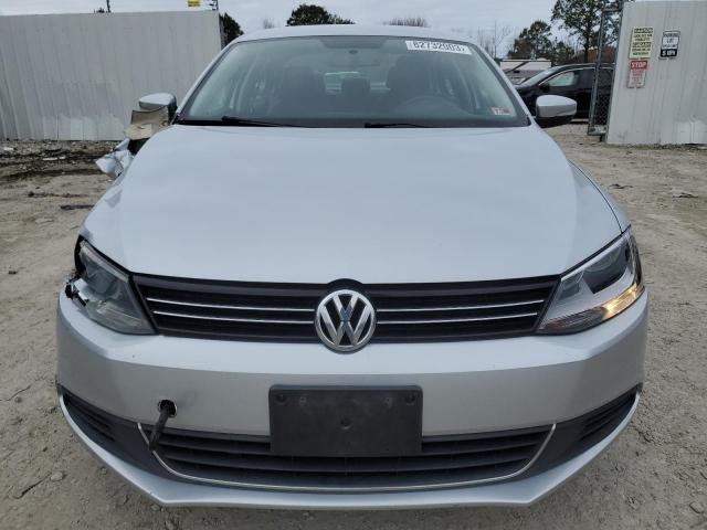 3VWDX7AJ2DM306663 - 2013 VOLKSWAGEN JETTA SE SILVER photo 5