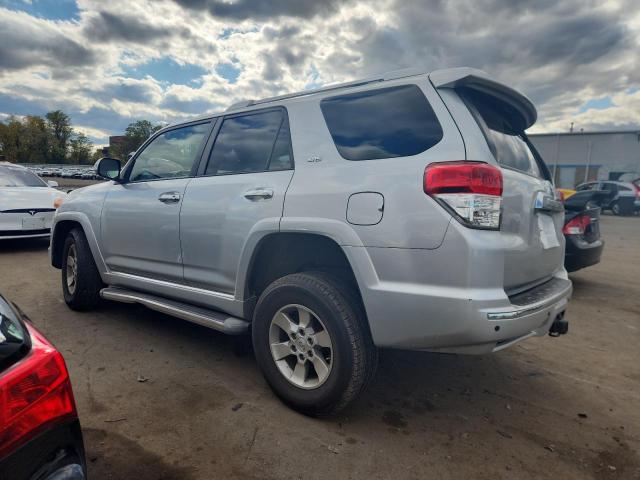 JTEBU5JR6B5036509 - 2011 TOYOTA 4RUNNER SR5 Gümüş fotoğraf 2