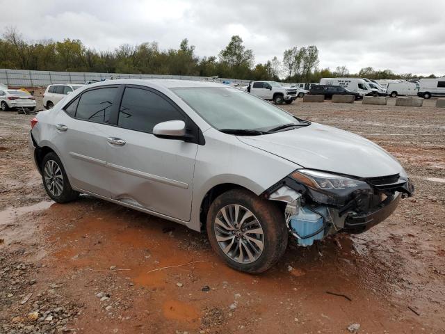 5YFBURHE0JP799304 - 2018 TOYOTA COROLLA L ვერცხლისფერი ფოტო 4