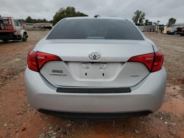 5YFBURHE0JP799304 - 2018 TOYOTA COROLLA L ვერცხლისფერი ფოტო 6