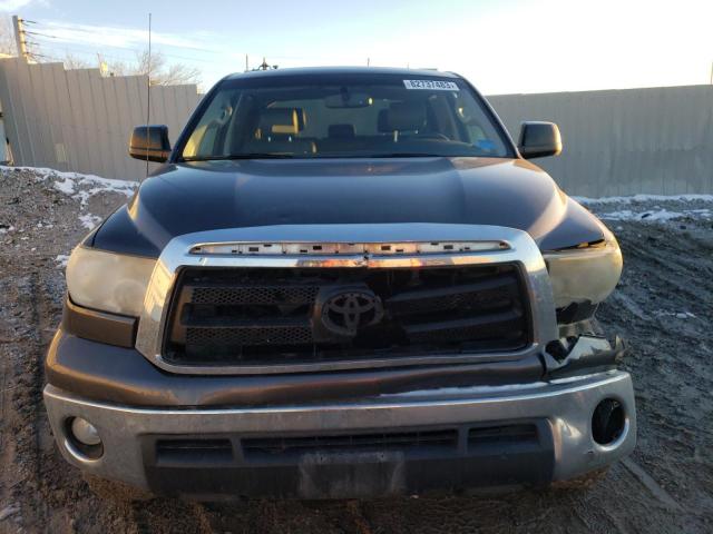 5TFEM5F19CX048714 - 2012 TOYOTA TUNDRA CREWMAX SR5 GRAY photo 5