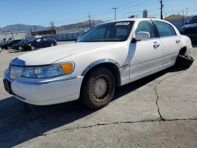 2002 LINCOLN TOWN CAR EXECUTIVE, 