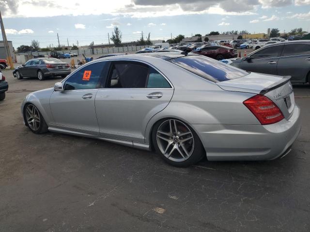 WDDNG8GB4AA334329 - 2010 MERCEDES-BENZ S 550 4MATIC SILVER photo 2