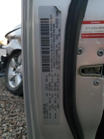 1C6RR7FT0JS309584 - 2018 RAM 1500 ST Silber Foto 12