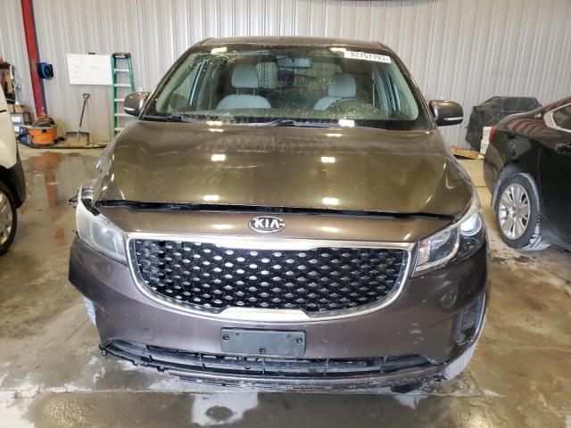 KNDMB5C16H6244838 - 2017 KIA SEDONA LX BROWN photo 5