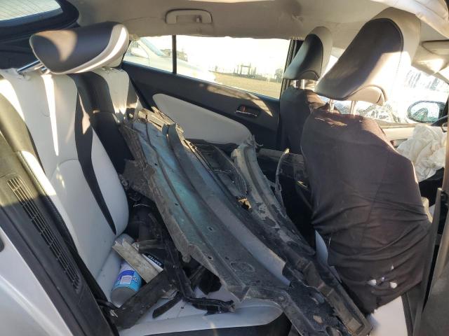 JTDKARFP6J3071539 - 2018 TOYOTA PRIUS PRIM Srebrny zdjęcie 10