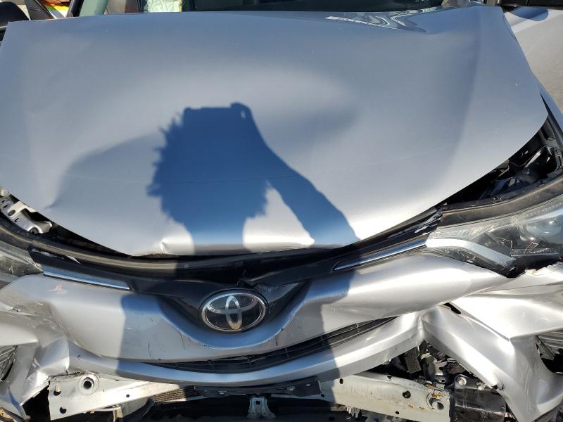 2T3ZFREV5JW485697 - 2018 TOYOTA RAV4 LE 银色 照片 12