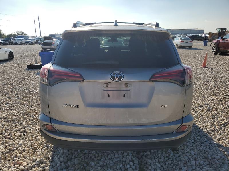 2T3ZFREV5JW485697 - 2018 TOYOTA RAV4 LE 银色 照片 6