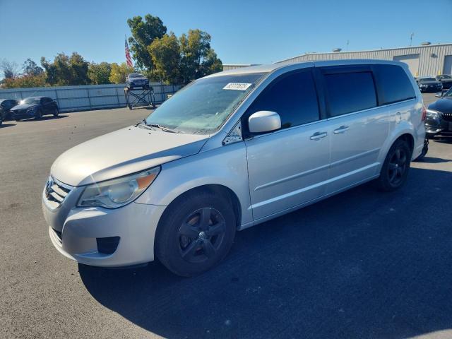 2010 VOLKSWAGEN ROUTAN SE, 