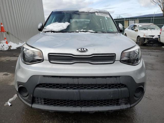 KNDJN2A24K7019517 - 2019 KIA SOUL SILVER photo 5