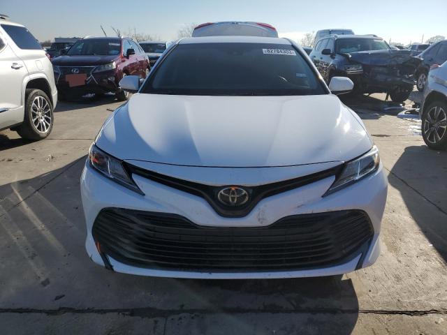 4T1B11HKXJU111257 - 2018 TOYOTA CAMRY L WHITE photo 5