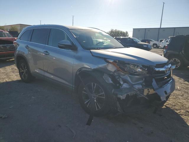 5TDKKRFH1GS146807 - 2016 TOYOTA HIGHLANDER XLE Серебристый фото 4