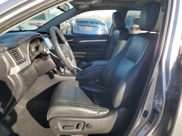 5TDKKRFH1GS146807 - 2016 TOYOTA HIGHLANDER XLE Серебристый фото 7