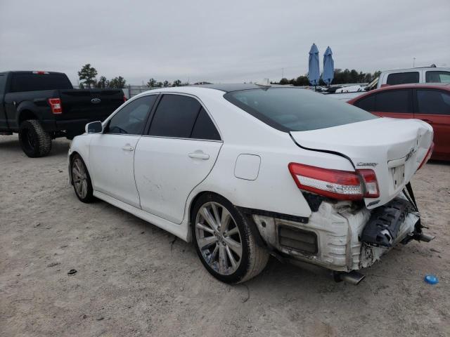 4T1BF3EK2BU585318 - 2011 TOYOTA CAMRY BASE WHITE photo 2