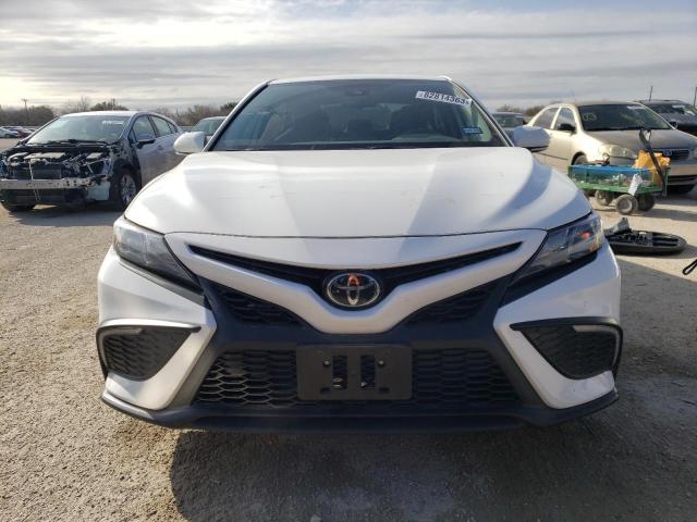 4T1G11AK3RU189116 - 2024 TOYOTA CAMRY SE NIGHT SHADE WHITE photo 5