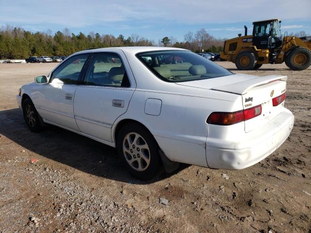 4T1BF28K7WU070598 - 1998 TOYOTA CAMRY CE WHITE photo 2