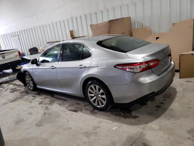 4T1B11HK6JU543604 - 2018 TOYOTA CAMRY L SILVER photo 2