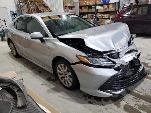 4T1B11HK6JU543604 - 2018 TOYOTA CAMRY L SILVER photo 4