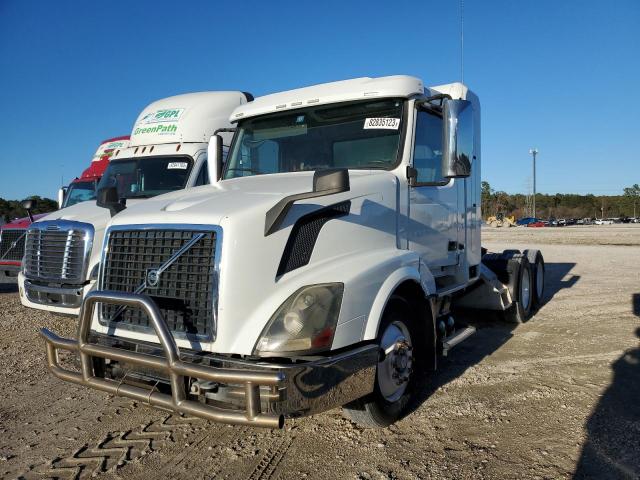 4V5NC9UG3GN952920 - 2016 VOLVO VN VNL WHITE photo 2