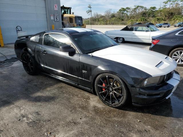 1ZVFT82H575342394 - 2007 FORD MUSTANG GT BLACK photo 4