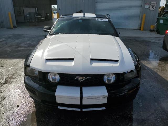 1ZVFT82H575342394 - 2007 FORD MUSTANG GT BLACK photo 5