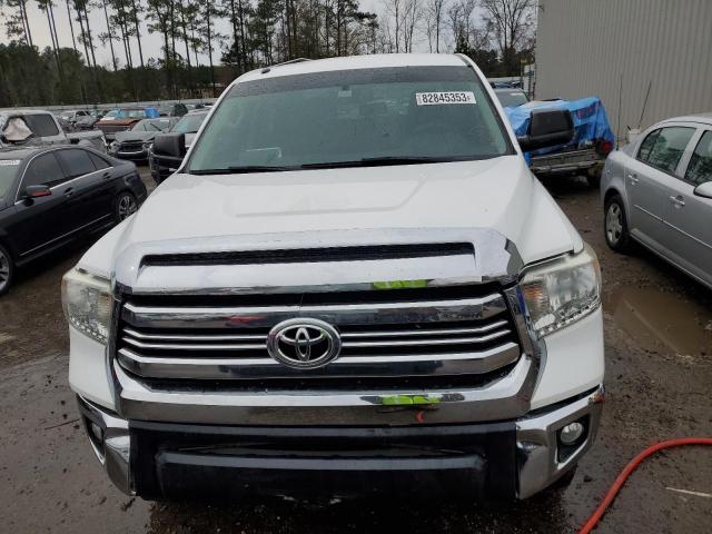 5TFDW5F16HX627253 - 2017 TOYOTA TUNDRA CREWMAX SR5 WHITE photo 5