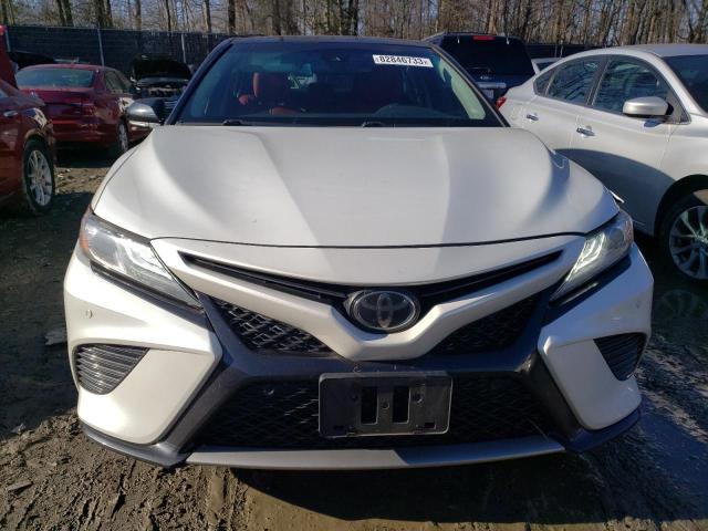 4T1B61HK4JU049243 - 2018 TOYOTA CAMRY XSE WHITE photo 5