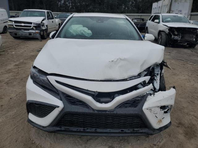 4T1G11AK9RU244071 - 2024 TOYOTA CAMRY SE NIGHT SHADE WHITE photo 5