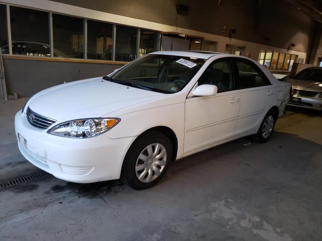 4T1BE30K25U381570 - 2005 TOYOTA CAMRY LE WHITE photo 1