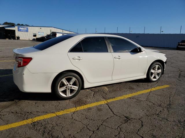 4T1BF1FK5EU330122 - 2014 TOYOTA CAMRY L WHITE photo 3