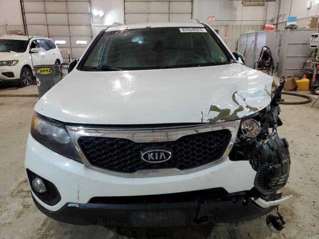 5XYKT4A62CG263745 - 2012 KIA SORENTO BASE WHITE photo 5