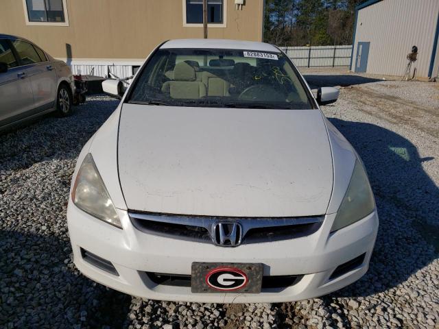 1HGCM56396A158275 - 2006 HONDA ACCORD SE WHITE photo 5