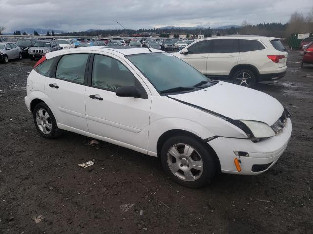 3FAFP37N15R108875 - 2005 FORD FOCUS ZX5 WHITE photo 4