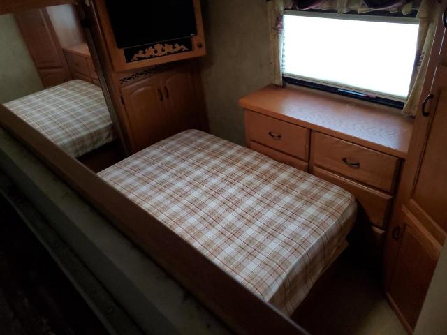 4YDF3462794700960 - 2009 KEYSTONE MONTANA WHITE photo 5