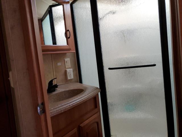 4YDF3462794700960 - 2009 KEYSTONE MONTANA WHITE photo 9