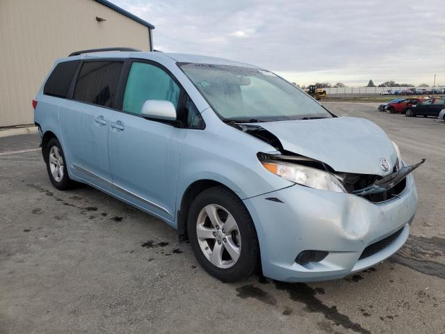 5TDKZ3DC9HS870584 - 2017 TOYOTA SIENNA LE BLUE photo 4